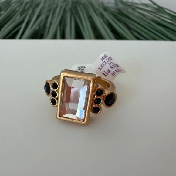 Sophia Gold Ring with Unique Design - Picture 6 of 9